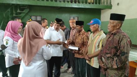 PEMBERIAN CINDRA MATA DAN PIAGAM KEPADA KETUA RW DAN RT YANG SUDAH PURNA TUGAS